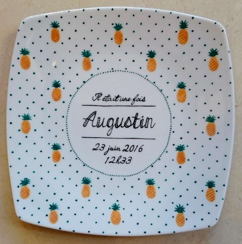 Cadeau de naissance assiette à dessert carrée en porcelaine personnalisée d'après le faire-part de naissance.